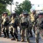 La Guardia Nacional de Estados Unidos baila ‘La Macarena’ en plena manifestación.